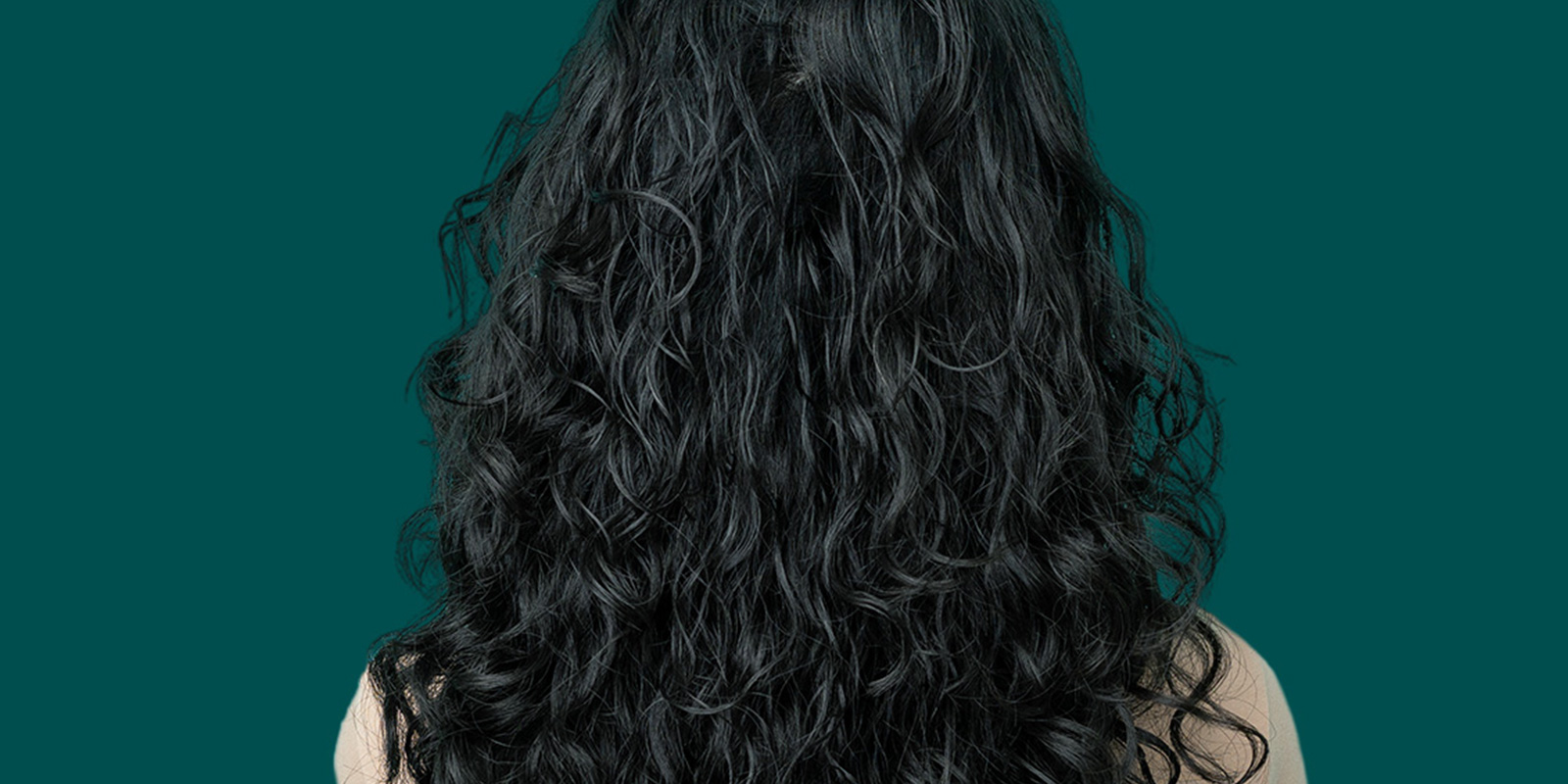 تصفيف الشعر الكيرلي: أسرار الجمال في تموجات شعرك