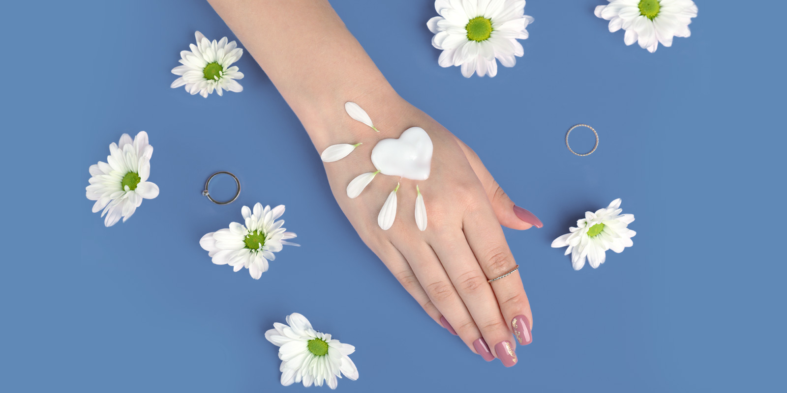 البشرة الجافة: الأسباب، الأعراض، العلاج وطرق العناية بها